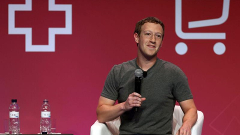 El creador de Facebook, Mark Zuckerberg al inicio de su conferencia en el Congreso Mundial de Móviles que se celebra desde este lunes hasta este jueves en el recinto Gran Vía de Fira de Barcelona. EFE/Toni Albir