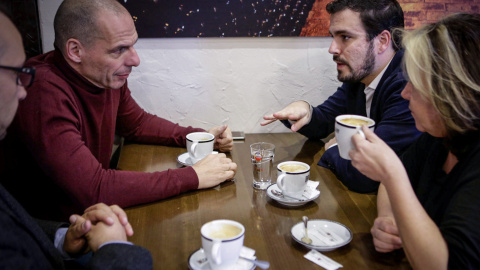 Fotografía facilitada por IU, del portavoz parlamentario, Alberto Garzón (d), durante la reunión que ha mantenido hoy en Madrid con el exministro griego de Finanzas Yanis Varoufakis, en apoyo de la iniciativa "Plan B para Europa". EFE/José 