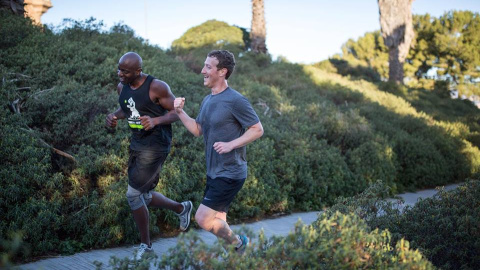 Mark Zuckerberg calienta motores por las calles de Barcelona de cara al Congreso de Móviles.