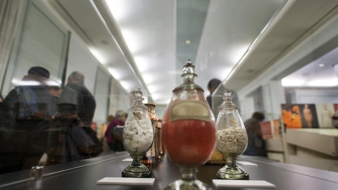 Frascos con sustancias medicinales en la exposición “Tierras que Curan”. UCM/ Jesús de Miguel