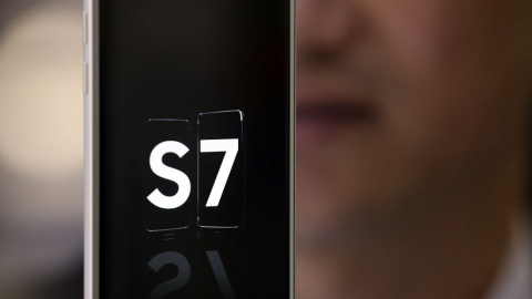 Un visitante observa el nuevo Galaxy S7.- EFE