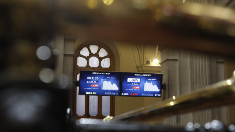 Panel informativo en la Bolsa de Madrid, que muestra el principal indicador del mercado nacional, el Ibex 35. EFE/Javier Lizón