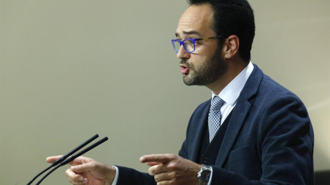 El socialista Antonio Hernando, durante la rueda de prensa tras la reunión con Podemos, IU y Compromís. / EFE