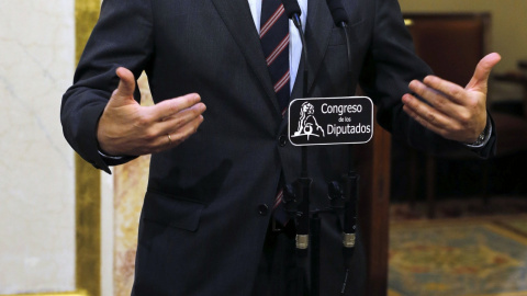 El presidente del Congreso, Patxi López, durante la rueda de prensa que ha ofrecido para explicar las fechas del debate de investidura del líder socialista, Pedro Sánchez, como presidente del Gobierno. EFE/Javier Lizón