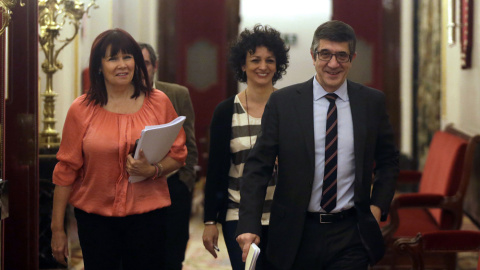 El presidente del Congreso, Patxi López, presidente, y la vicepresidenta segunda, Micaela Navarro, a su llegada a la reunión de la Mesa del Congreso. EFE/Javier Lizon