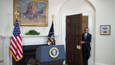 Obama, entrando en la sala para su comparecencia en la Casa Blanca. EFE