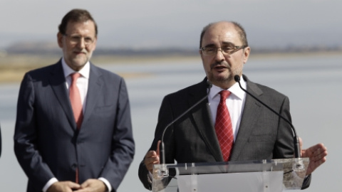 Mariano Rajoy observa a Javier Lambán durante la inauguración de un pantano en Huesca. /ARAGÓN HOY