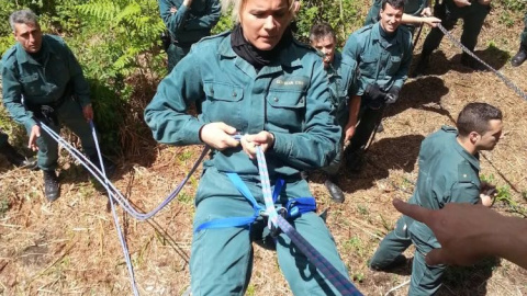 Vanesa Fraga, en un entrenamiento de la Guardia Civil junto a sus compañeros. PÚBLICO