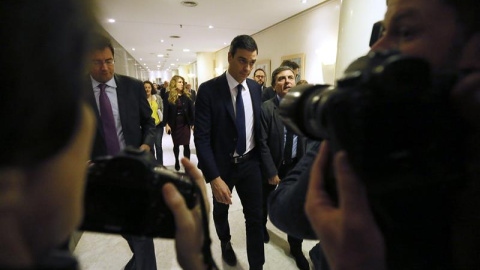 El secretario general del PSOE, Pedro Sánchez, a su llegada al Congreso de los Diputados, en Madrid. EFE