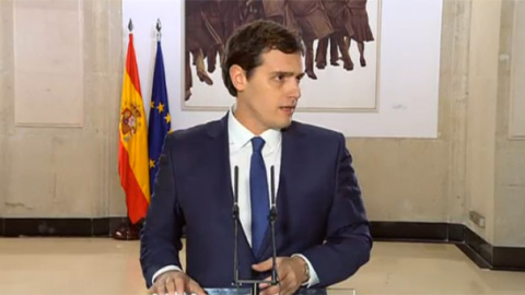 El presidente de Ciudadanos, Albert Rivera, durante la rueda de prensa tras la firma de su pacto de investidura con el líder del PSOE, Pedro Sánchez.