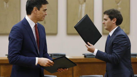 El secretario general del PSOE, Pedro Sánchez (i), y el presidente de Ciudadanos, Albert Rivera, durante la firma de un acuerdo de investidura y legislatura alcanzado entre los dos partidos. / EFE