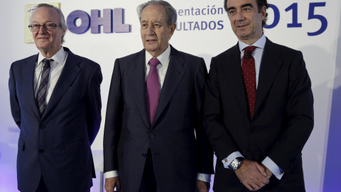 El presidente de OHL, Juan Migeul Villar-Mir, flanqueado por el consejero delegado de la constructora, Josep Pique (i), y su hijo,  vicepresidente y sucesor al frente de la compañía, Juan Villar Mir de Fuentes. REUTERS/Andrea Comas