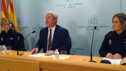 El delegado del Gobierno en Aragón, Gustavo Alcalde, comparece ante los medios para aclarar sus declaraciones sobre el asesinato machista del lunes en Zaragoza./ E.B.