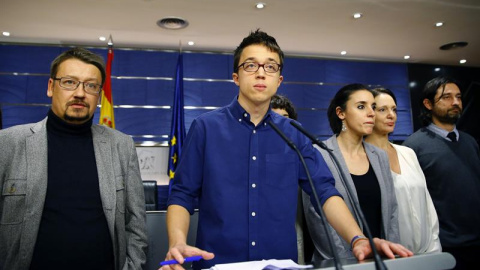 El portavoz de Podemos, Íñigo Errejón (c), junto a Irene Montero (3d), Carolina Bescansa (2d); afael Mayoral (d) y el portavoz de En Comú Podem en el Congreso, Xavier Domènech (i), entre otros, durante la rueda de prensa ofrecida esta tarde