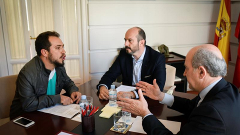 El rapero Juan Manuel Montilla, 'el Langui' se reúne en Madrid con el consejero de de Transportes de Madrid, Pedro Rollán (c) y el viceconsejero Jesús Valverde (d) para abrir la redacción de una regulación que garantice el derecho al acceso