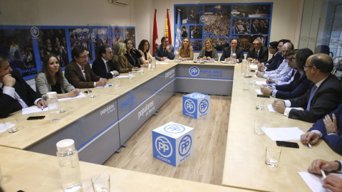 Vista general de la primera reunión formal de la gestora del PP de Madrid presidida por la presidenta de la Comunidad y de la gestora del PP de Madrid, Cristina Cifuentes (c), después de que el lunes fuera ratificada por la dirección nacion