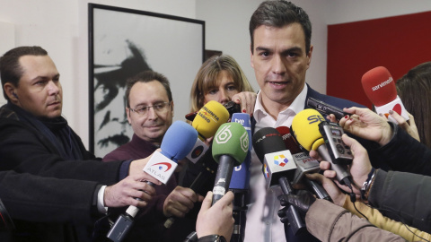 El secretario general del PSOE, Pedro Sánchez, contesta a las pregunta de los periodistas a su salida de la Agrupación Socialista de Pozuelo de Alarcón, tras despositar su voto en la consulta a los militantes socialistas sobre el acuerdo fi