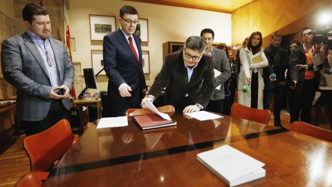 El presidente de Les Corts, Enric Morera, le entrega el escrito de la exalcaldesa, Rita Barberá, al diputado socialista Alfred Boix, presidente de la comisión de Coordinación. EFE/Kai Försterling