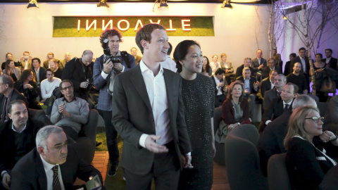 El fundador y presidente ejecutivo de Facebook, Mark Zuckerberg, con su esposa Priscilla Chan, a su llegada a un acto organizado por la editora Axel Springer en Berlín. REUTERS/Kay Nietfeld