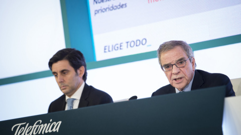 El presidente de Telefónica, César Alierta (d), junto al consejero delegado, José María Álvarez-Pallete (i), durante la presentación de los resultados obtenidos en 2015 por la compañía. EFE/Luca Piergiovanni