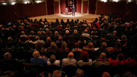 El diputado de IU-UP, Alberto Garzón, durante la asamblea ciudadana abierta para explicar el proceso de investidura, celebrada este sábado en el Ateneo de Madrid.