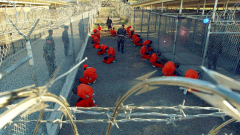 Prisioneros en Guantánamo en una imagen de 2002. REUTERS