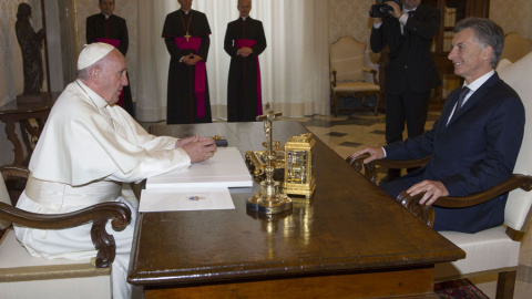 El Papa Francisco y Macri, durante su reunión. REUTERS/Claudio Onorati