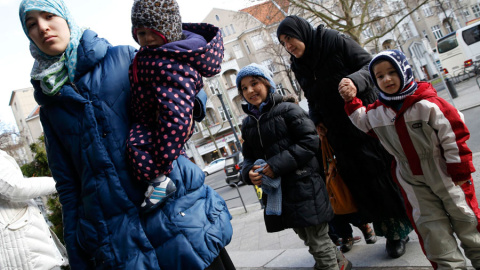 Inmigrantes llegan a un albergue en Berlín. REUTERS/Fabrizio Bensch