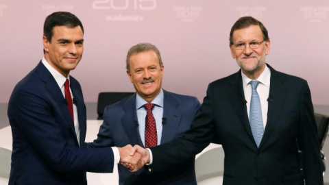 El presidente del Ejecutivo, Mariano Rajoy, y el líder del PSOE, Pedro Sánchez, se saludan en presencia del presidente de la Academia de Televisión, Manuel Campo Vidal, antes del 'cara a cara' preelectoral en televisión. Archivo EFE/Juanjo 