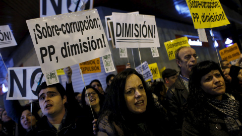 Manifestantes protestando contra la corrupción en el PP, en una concentración frente a la sede nacional del partido, en la madrileña calle de Génova, en  febrero de 2014. REUTERS/Susana Vera