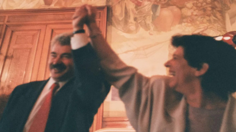 Pascual Maragall y Eulàlia Vintró celebrando la victoria en las municipales de 1995