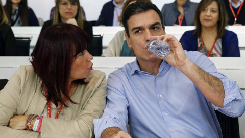 El secaretario general del PSOE, Pedro Sánchez y la presidenta, Micaela Navarro, durante el Comité Federal extraordinario que ha celebrado el PSOE. / EFE