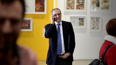 El presidente de Telefónica, César Alierta, concerva por el móvil tras la presentación de las nuevas "Lanzaderas de empleo" de la Fundación Telefónica. EFE/Fernando Villar