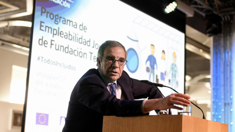 El presidente de Telefónica, César Alierta, durante la presentación hoy de las nuevas "Lanzaderas de empleo" de la Fundación Telefónica. EFE/Fernando Villar