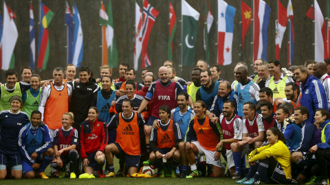 El nuevo presidente de la FIFA , Gianni Infantino posa con los equipos después de un partido de fútbol amistoso en la sede de la FIFA en Zúrich. REUTERS