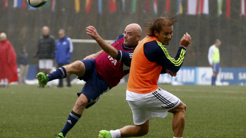 Presidente Gianni Infantino desafía ex jugador de fútbol de España Michel Salgado durante un partido de fútbol amistoso en la sede de la FIFA en Zúrich. REUTERS