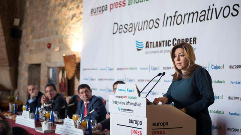 El presidente de la Diputación de  Jaén (tercero por la izquierda) escucha a Susana Díaz en un desayuno informativo el pasado 22 de febrero de 2016. / JOSÉ MANUEL PEDROSA (EFE)