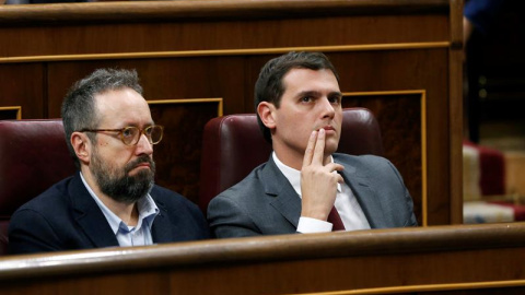 El líder de Ciudadanos, Albert Rivera (d) junto al portavoz parlamentario, Juan Carlos Girauta, durante la primera jornada de la sesión de investidura del secretario general del PSOE, Pedro Sánchez, esta tarde en el Congreso de los Diputado