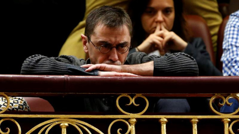 El cofundador de Podemos Juan Carlos Monedero durante la primera jornada de la sesión de investidura del secretario general del PSOE, Pedro Sánchez, esta tarde en el Congreso de los Diputados. EFE/J. J. Guillén