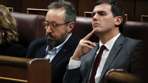 Albert Rivera, líder de Ciudadanos, escucha a Pedro Sánchez desde su escaños en el Congreso.- EFE