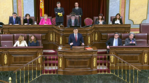 El líder del PSOE, Pedro Sánchez, en la tribuna del Congreso, inicia su discurso de investidura.