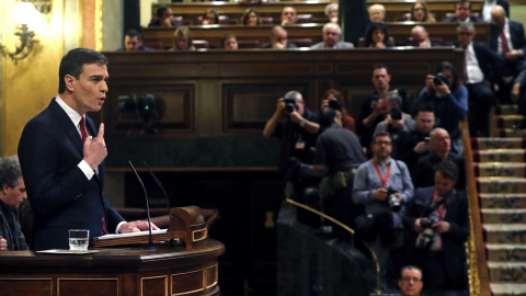 El secretario general del PSOE, Pedro Sánchez, durante su intervención en la primera jornada de la sesión de su investidura, esta tarde en el Congreso de los Diputados. EFE/Javier Lizón