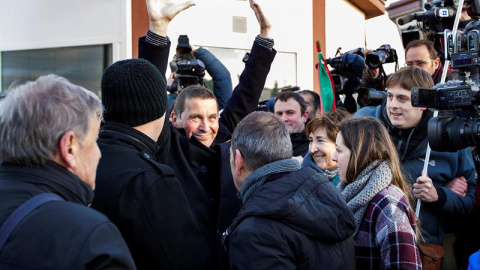 El exdirigente de la izquierda abertzale Arnaldo Otegi, levanta los brazos a su salida del centro penitenciario de Logroño. EFE