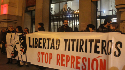 Pancarta en apoyo a los titiriteros encarcelados durante cinco días, en una concentración en el centro de Madrid.