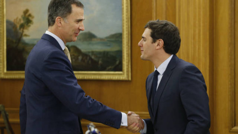 Albert Rivera saluda a Felipe VI en el marco de la ronda de contactos que el rey mantuvo con todos los partidos políticos antes de proponer a Pedro Sánchez como candidato a la investidura. Archivo EFE