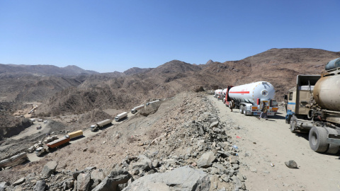 Camiones cisterna retenidos en una carretera sin pavimentar, en un desvío forzado por los combates entre las fuerzas leales al presidente yemení (chíies) y los rebeldes (suníes), apoyados por una coalición de países árabes liderada por Arab