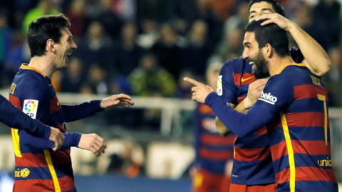 Arda Turan celebra con Messi y Suárez su gol al Rayo. EFE/Javier Lizón