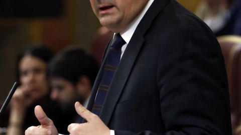 El portavoz del PNV, Aitor Esteban, durante su intervención en la sesión de la tarde de la segunda jornada del debate de investidura del secretario general del PSOE, Pedro Sánchez, que se celebra en el Congreso de los Diputados. EFE/J.J. Gu