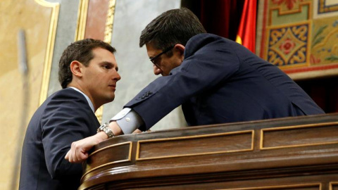 El líder de Ciudadanos, Albert Rivera (i), conversa con el presidente del Congreso, Patxi López (d), al inicio de la segunda jornada del debate de investidura del líder del PSOE, Pedro Sánchez. EFE/Zipi