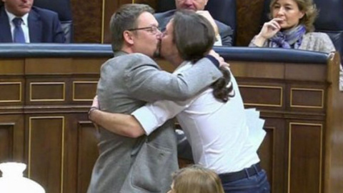 Xavier Domenech, portavoz de En Comú Podem, se besa con Pablo Iglesias.